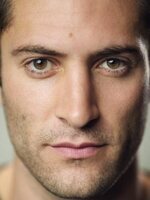 Foto de Arty Froushan, actor de H Is for Hawk