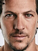 Foto de Jeremy Gimenez, actor de El tour universitario con Joe