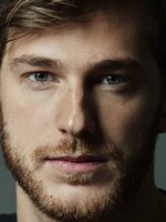 Foto de Manu Vega, productor de Casi todo bien