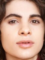 Foto de Hunter Dillon, actor de Adolescencia, sexo, y muerte en Camp Miasma