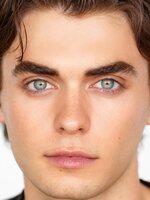 Foto de Ryan McEwen, actor de Adolescencia, sexo, y muerte en Camp Miasma