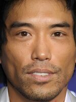 Foto de Peter Shinkoda, actor de Normal