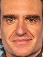 Foto de George Basil, actor de 4 Kids Walk Into a Bank