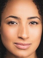 Foto de Stephanie Karam, actriz de 4 Kids Walk Into a Bank