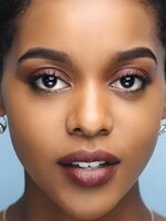 Foto de Mallori Johnson, actriz de Is God Is