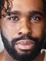 Foto de Victory Ndukwe, actor de Máquina de guerra