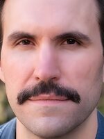 Foto de Dan Bulla, actor de Compañeras de cuarto