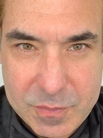 Foto de Rick Hoffman, actor de Turbulencia en la oficina