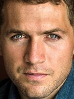 Foto de George Pullar, actor de Posesión infernal: En llamas