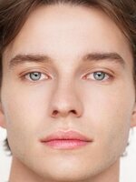 Foto de Brandon McEwan, actor de Criaturas luminosas