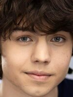 Foto de Noah Craig, actor de Criaturas luminosas