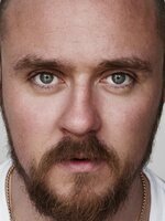 Foto de Sam C. Wilson, actor de Amos del universo