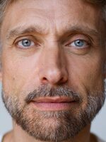 Foto de Alan Turkington, actor de Heartstopper para siempre