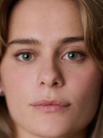 Foto de Louisa Binder, actriz de Culpa tuya: Londres