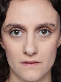  Adela Castaño