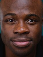 Foto de Loré Adewusi, actor de A 500 millas de casa