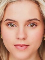 Foto de Elyse Bell, actriz de No se desea buena suerte