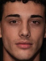 Foto de Elias Hwidar, actor de Enjambre