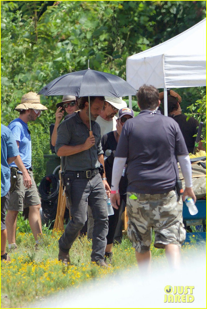 Andrew Lincoln protegiéndose del sol durante el rodaje