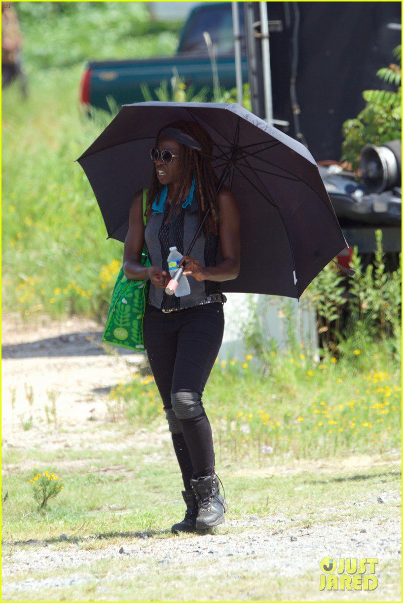 Danai Gurira protegiéndose del sol durante el rodaje