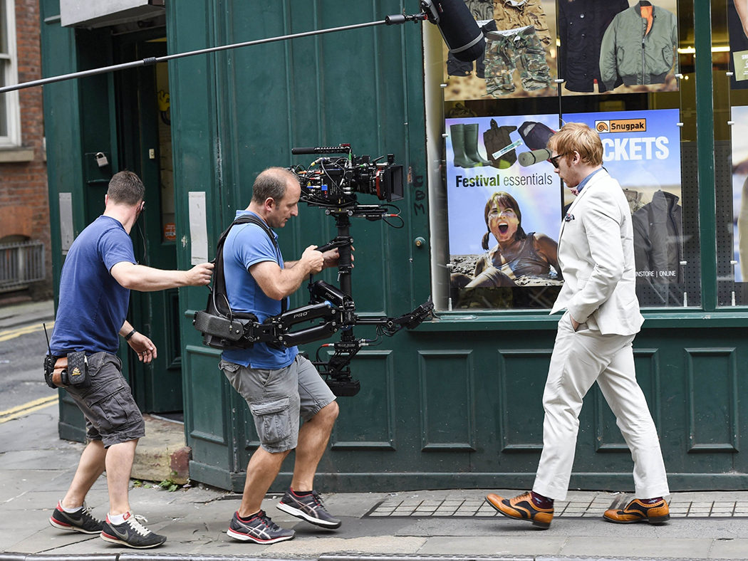 Rupert Grint caminando en el rodaje de 'Snatch'