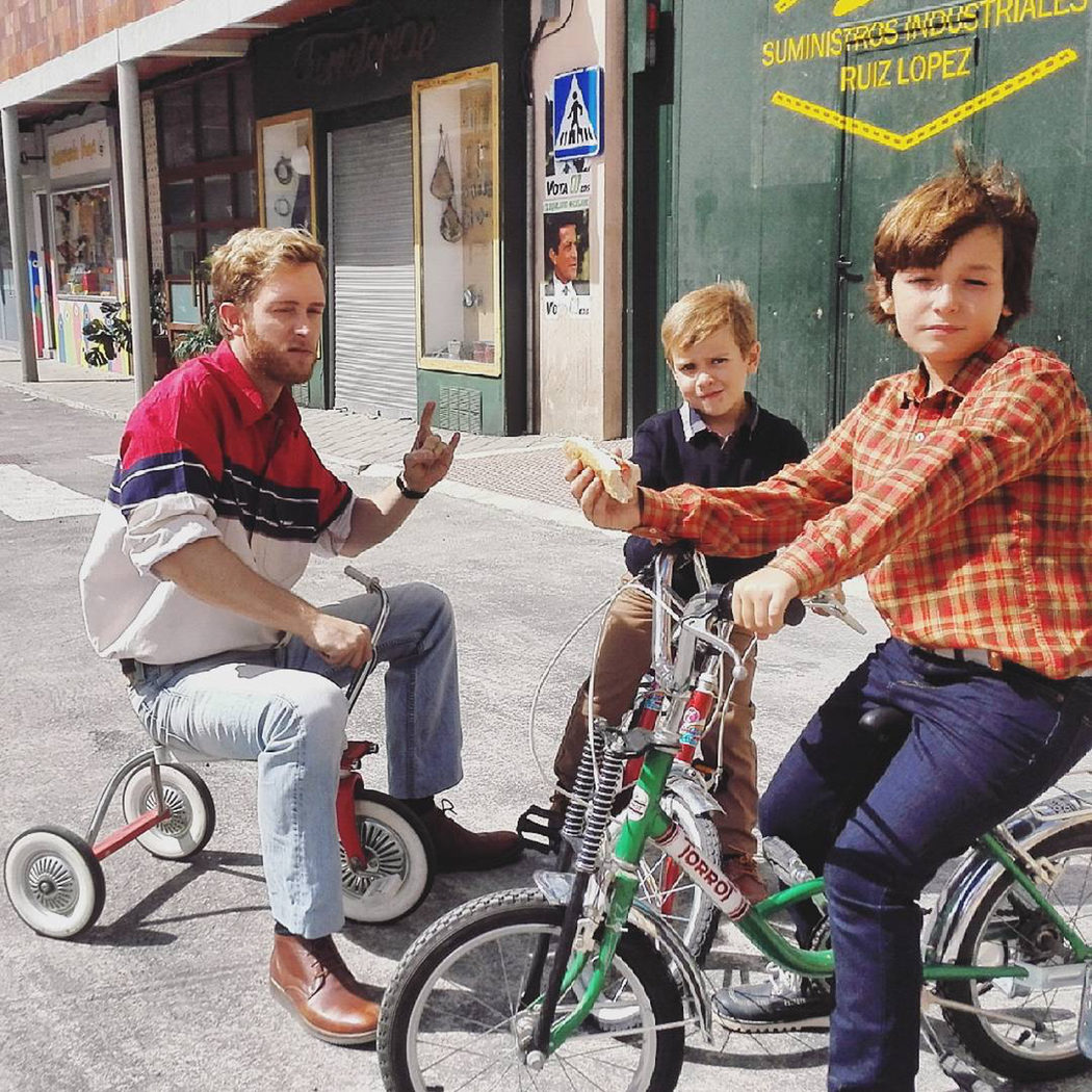 Pablo Rivero jugando con los pequeños Alcántara