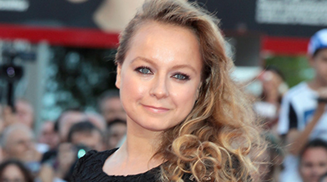 Samantha Morton (Mary Lou Barebone)