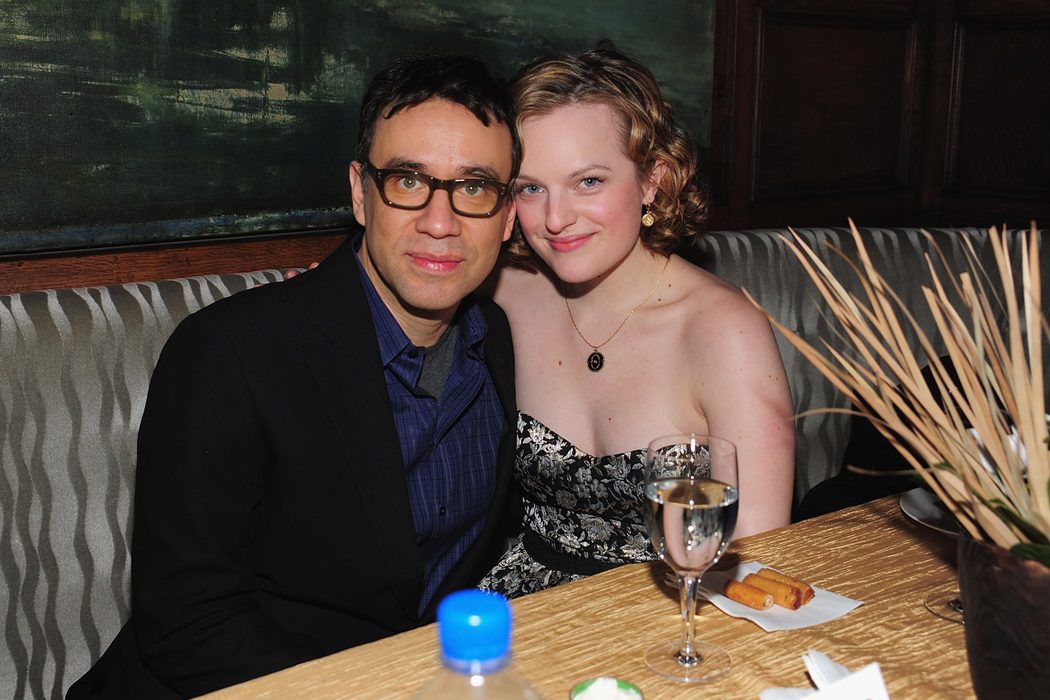 Fred Armisen y Elisabeth Moss