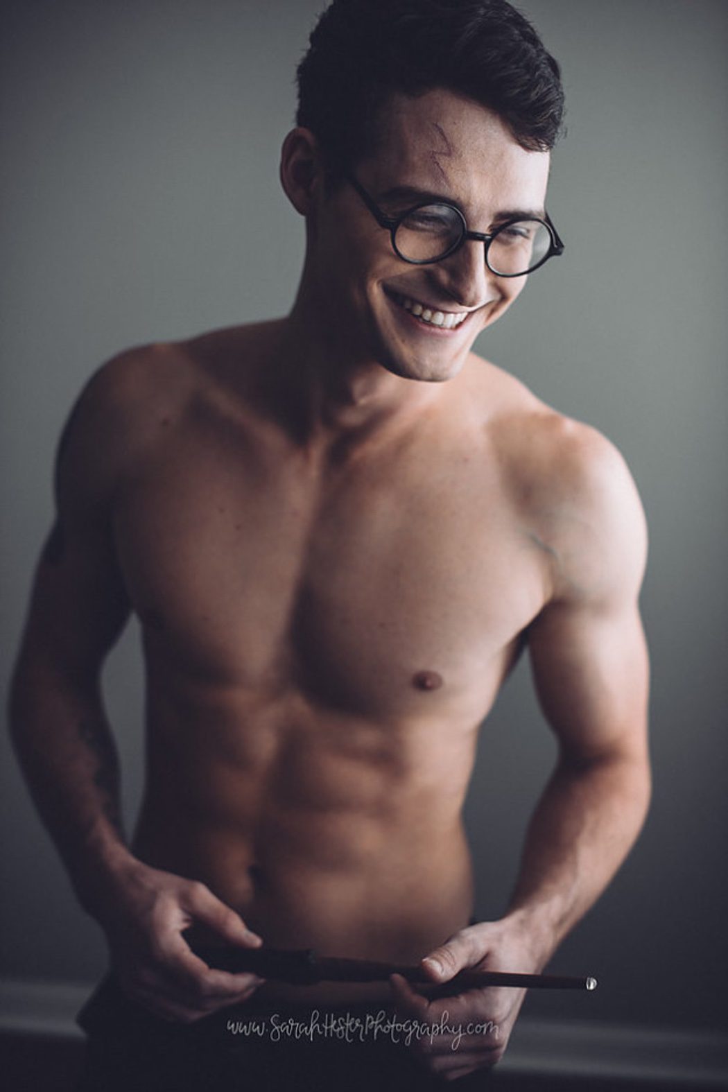 El joven modelo posa sonriente a la cámara