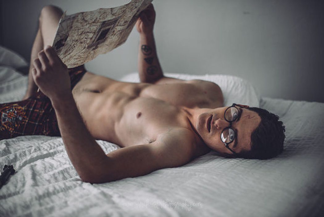 Zachary Howell lee muy sexy en la cama