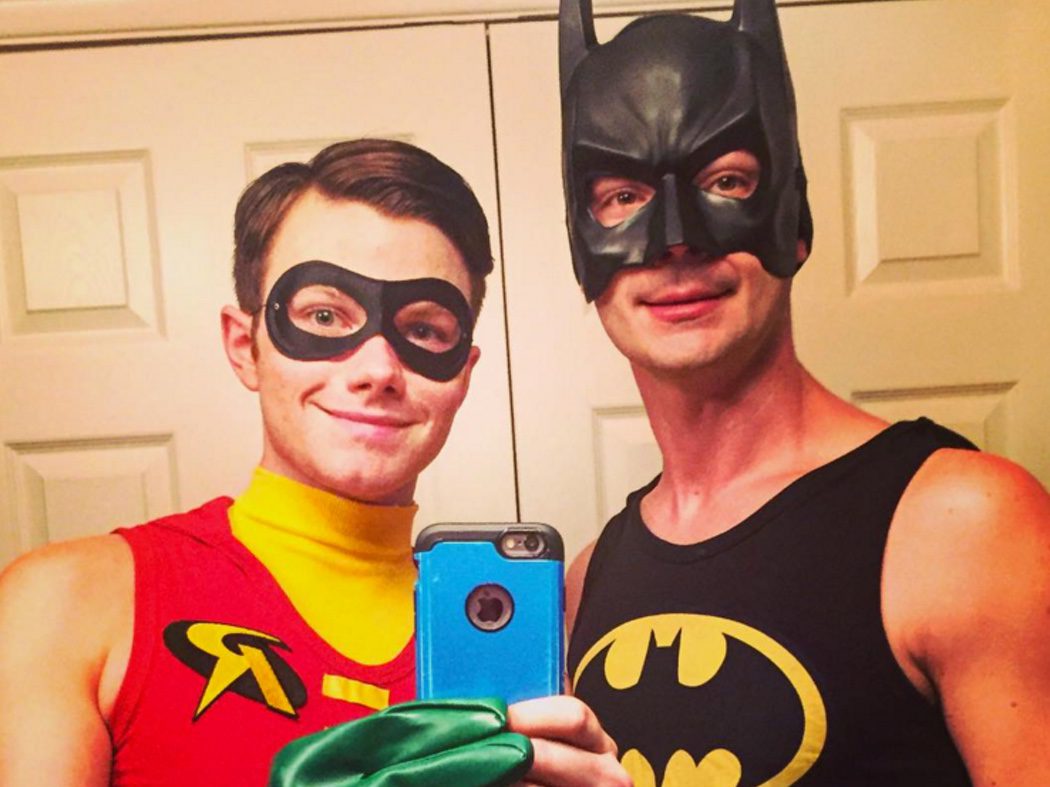 Chris Colfer de Robin con su Batman