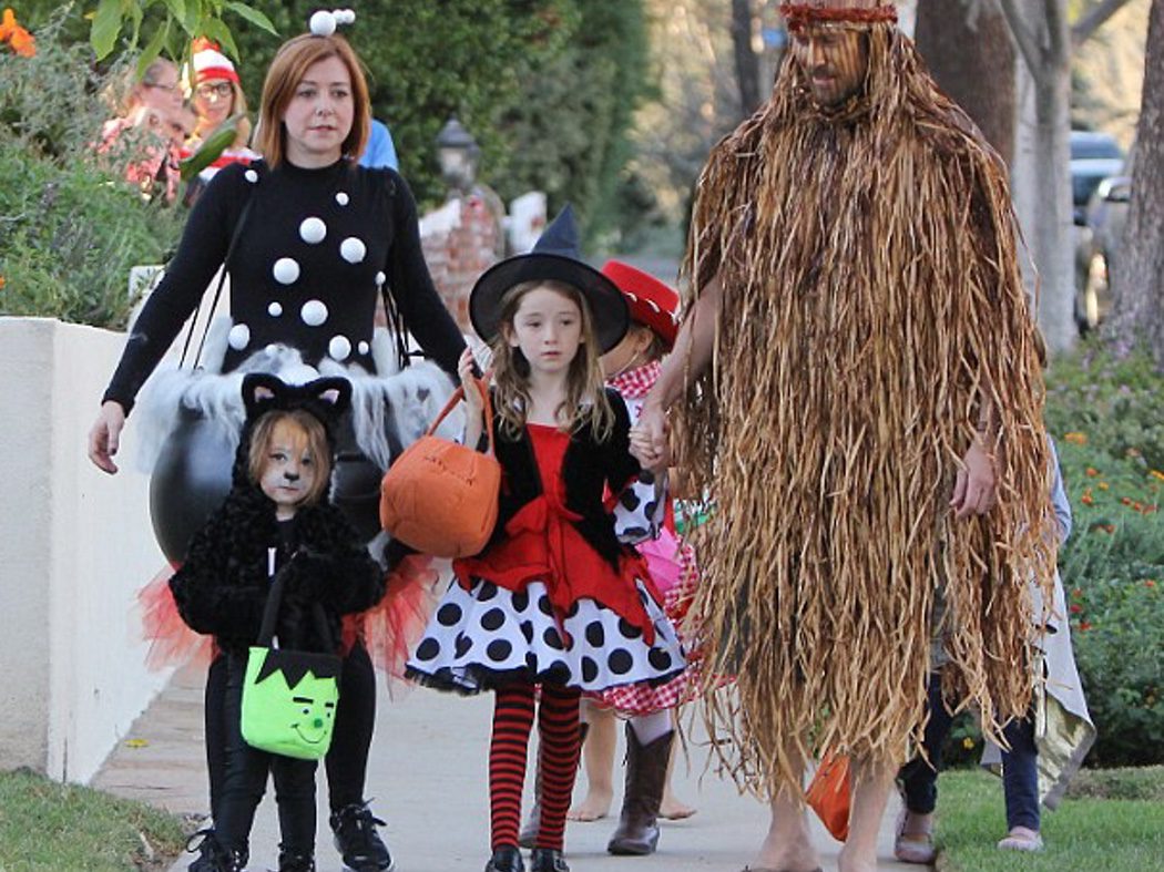 Alyson Hannigan de caldero de bruja