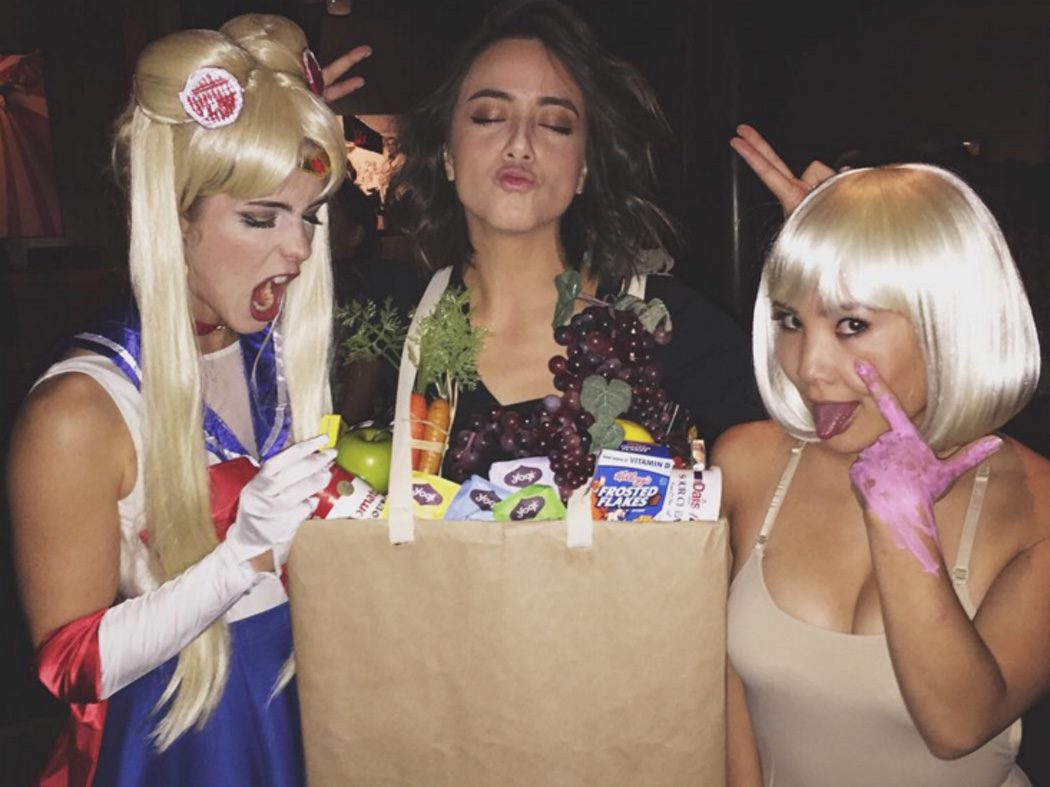 Emily Bett Rickards y Chloe Bennet de Sailor Moon y... ¿bolsa de la compra?