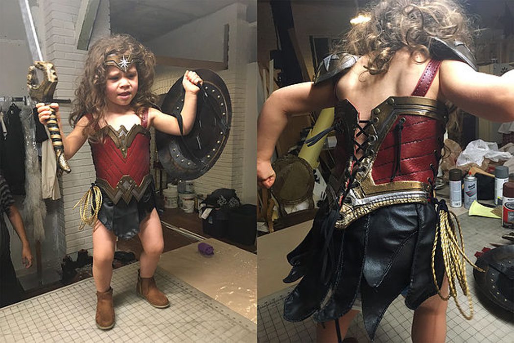 Nellee se prueba el traje de Wonder Woman