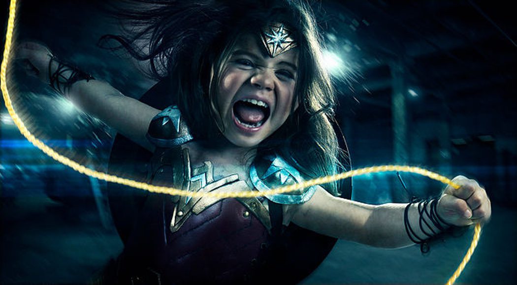 Nellee imitando una escena de acción de 'Wonder Woman'