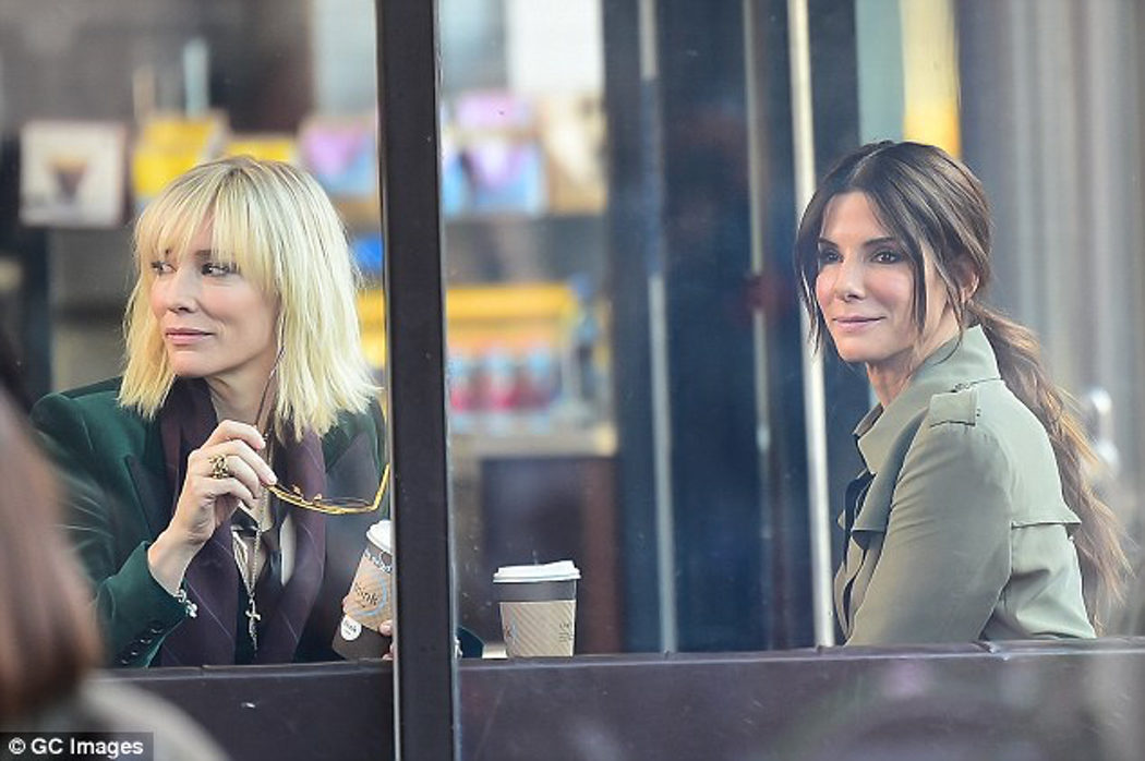 Cate Blanchett y Sandra Bullock en otra de las escenas