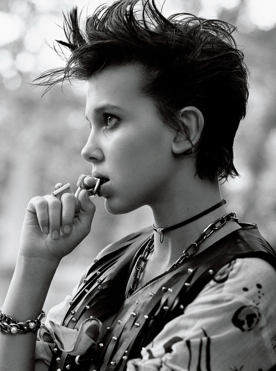 Fotografía de Millie Bobby Brown de perfil