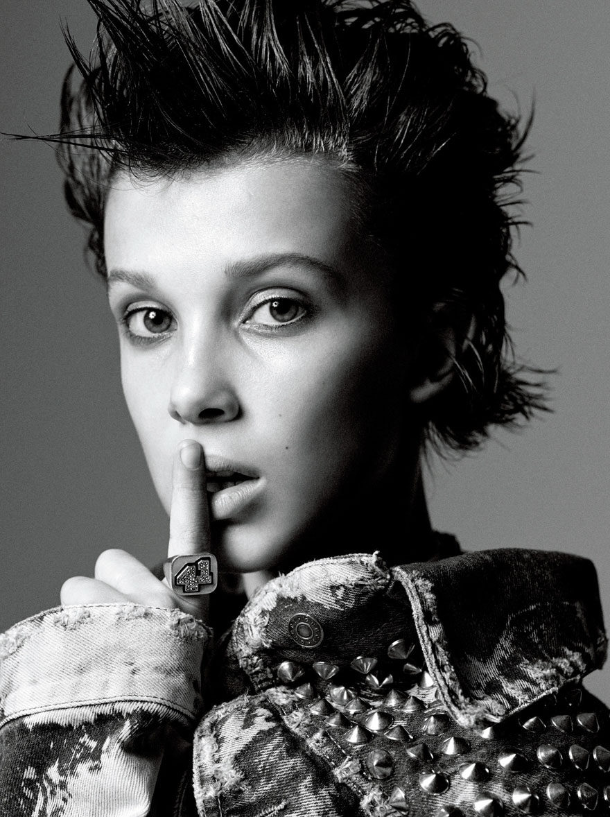 Fotografía de Millie Bobby Brown pidiendo silencio