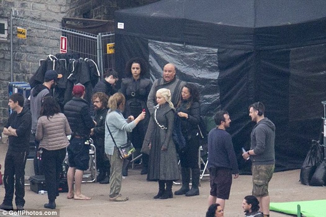 Emilia Clarke siendo caracterizada