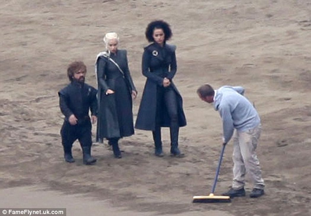 Daenerys, Tyrion y Missandei pasean por la playa