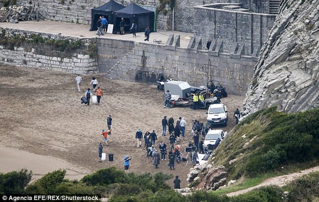 El equipo de rodaje en la playa de Zumaia