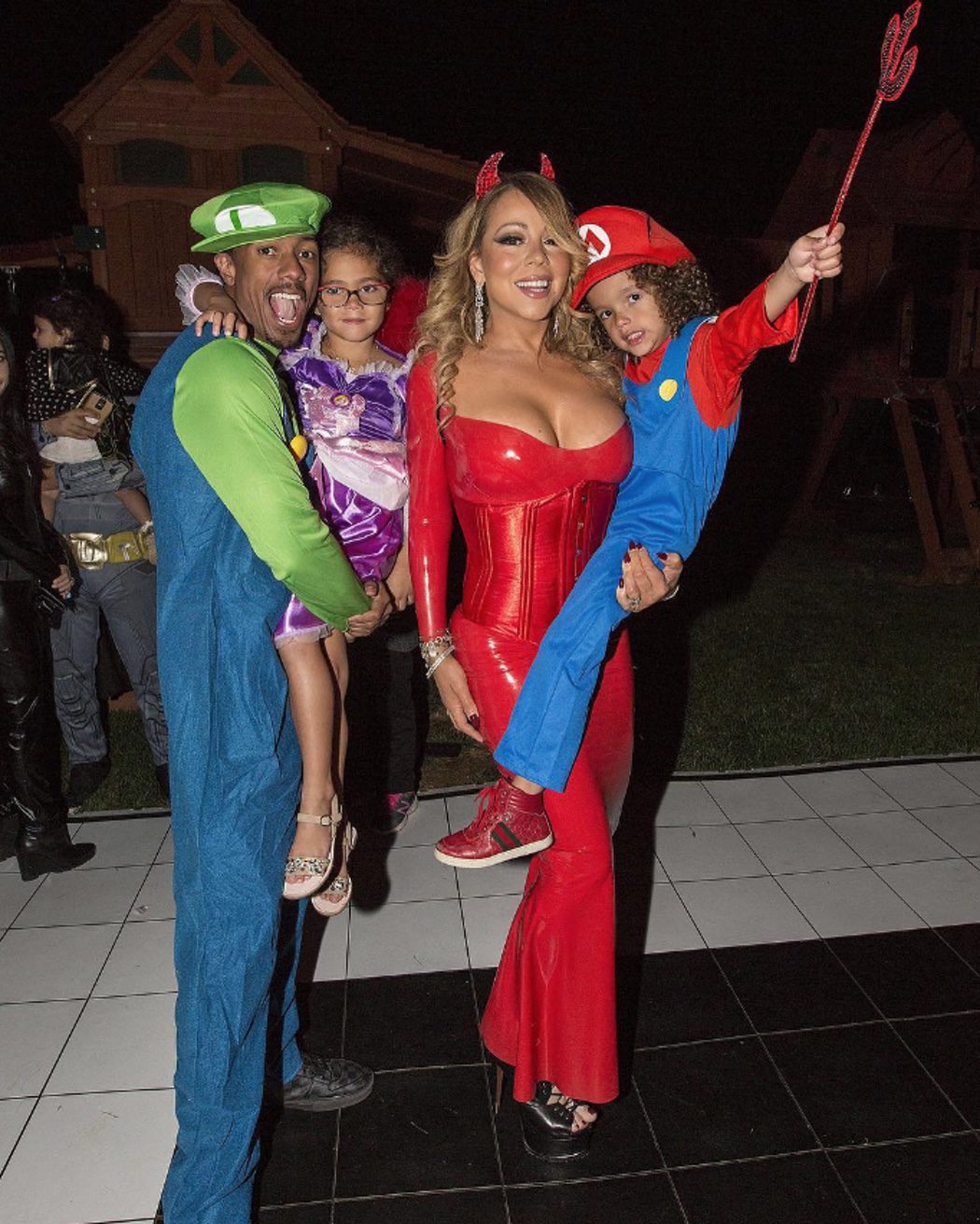 Mariah Carey, Nick Cannon y sus hijos de diablesa y Mario y Luigi