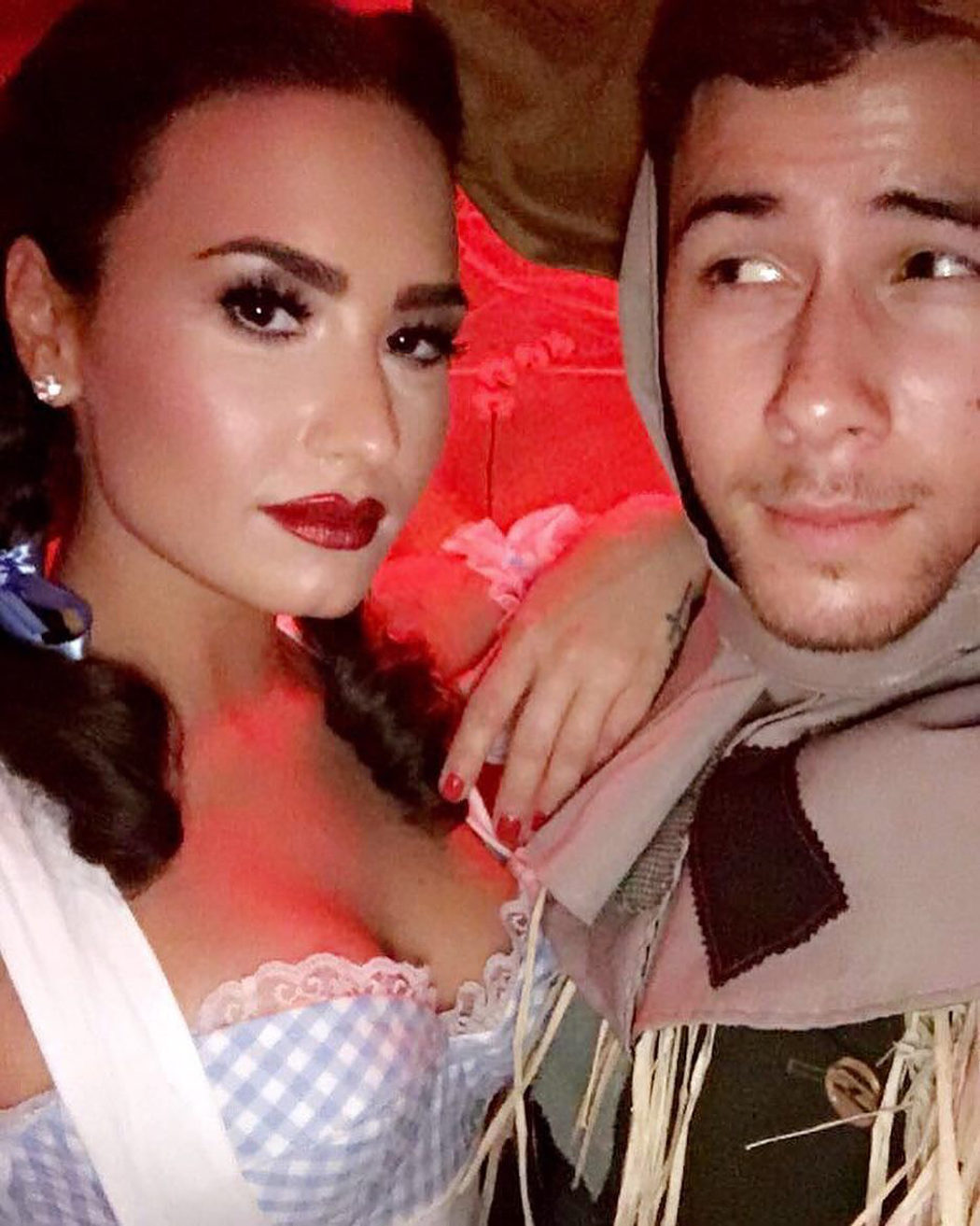 Nick Jonas y Demi Lovato como Dorothy y el Espantapájaros