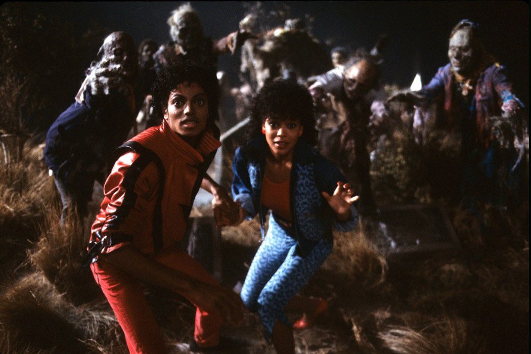 El rey del pop y Ola Ray rodeados de zombies