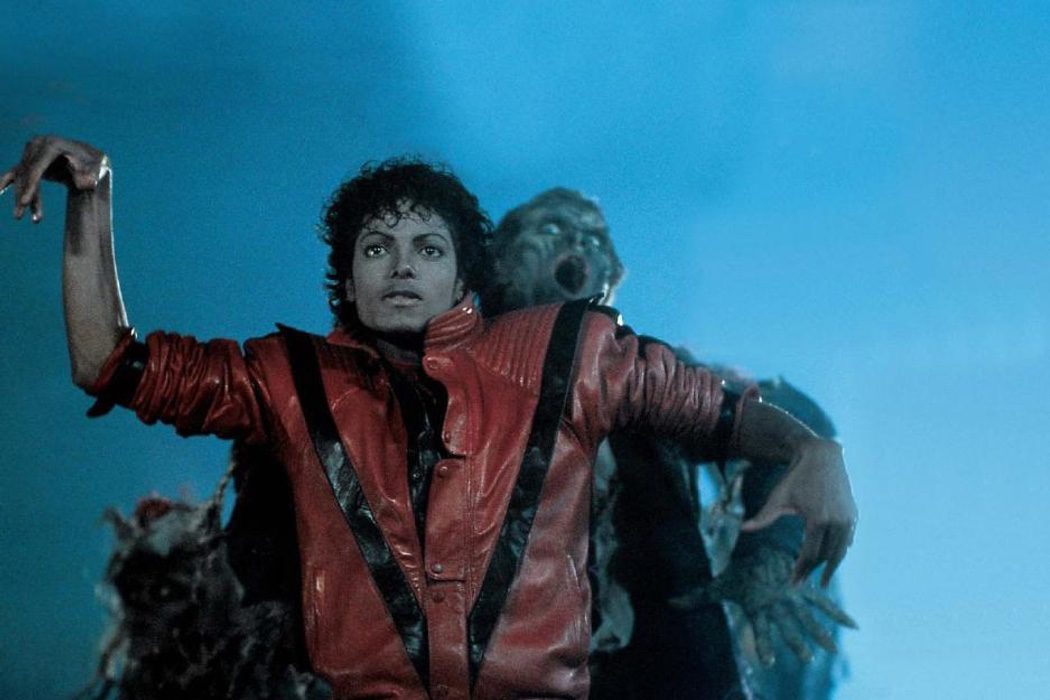 Michael Jackson en plena coreografía de Thriller