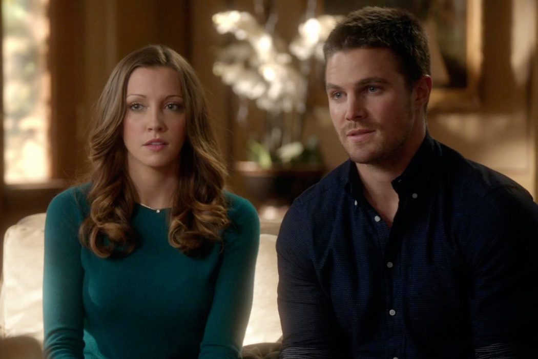 Stephen Amell y Katie Cassidy en 'Arrow'