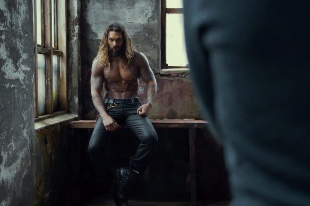 Jason Momoa posando como Aquaman