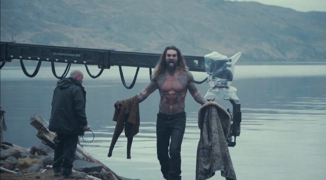 Jason Momoa sacando la lengua desde el set