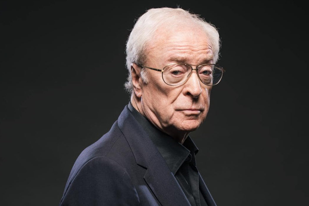 Michael Caine es Maurice Joseph Micklewhite