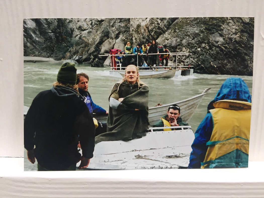 El equipo prepara una escena en el mar